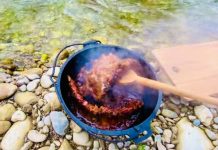 Rețeta săptămânii – Fabi’s Kitchen: Coaste de porc la ceaun, în whisky și bere!