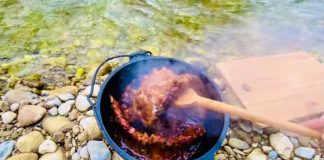 Rețeta săptămânii – Fabi’s Kitchen: Coaste de porc la ceaun, în whisky și bere!