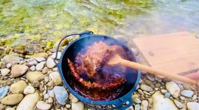 Rețeta săptămânii – Fabi’s Kitchen: Coaste de porc la ceaun, în whisky și bere!