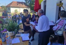 VIDEO: Zeci de tineri ajunși la vârsta majoratului și cuplurile cu cinci decenii de căsnicie, premiați de autoritatea locală din Scoarța