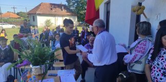 VIDEO: Zeci de tineri ajunși la vârsta majoratului și cuplurile cu cinci decenii de căsnicie, premiați de autoritatea locală din Scoarța