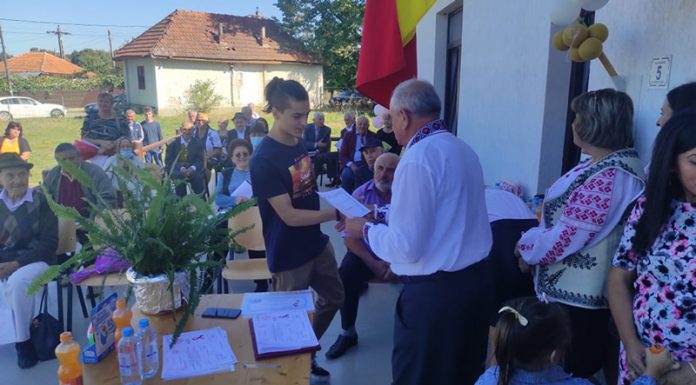 VIDEO: Zeci de tineri ajunși la vârsta majoratului și cuplurile cu cinci decenii de căsnicie, premiați de autoritatea locală din Scoarța