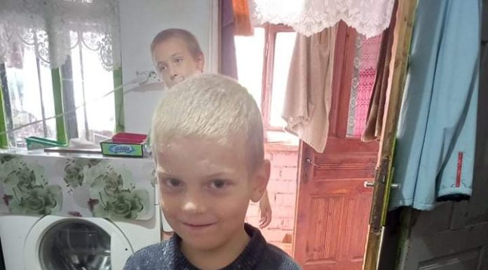 Băiețelul pierdut și regăsit aseară, în pădure, păzit timp de peste 6 ore de un cățel! VIDEO cu pădurarul și polițistul salvatori!