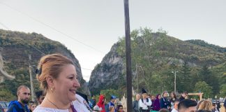Șoșoacă, cu sabia în mână la Polovragi, printre daci!