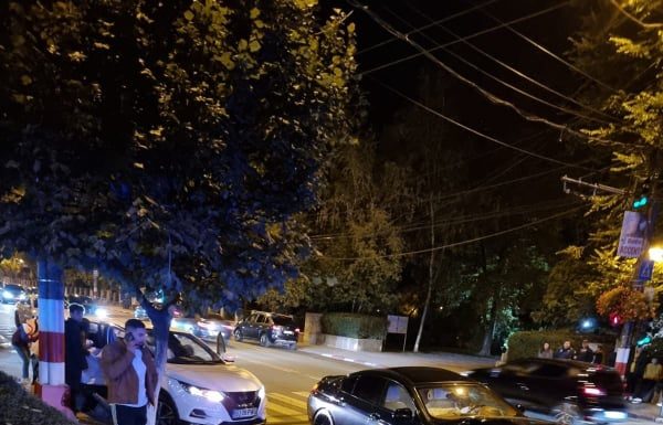 Doi tineri, răniți în accidentul de aseară, în fața Parcului Central