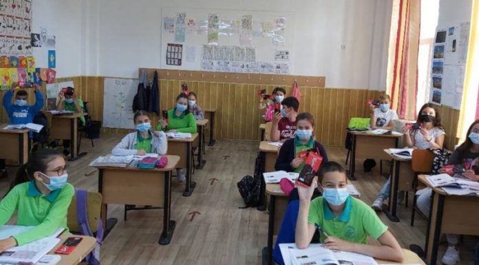 Școlile vor rămâne deschise și după depășirea pragului de 6 la mie