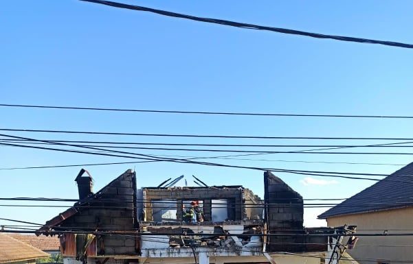 Bălești: A intrat în foc, crezând că în casa care ardea se afla fiul său de 7 ani! Bărbatul, în stare gravă, a fost preluat de un elicopter SMURD