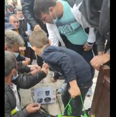 Minerii și energeticienii și-au încheiat protestele făcând donații pentru un copil grav bolnav!