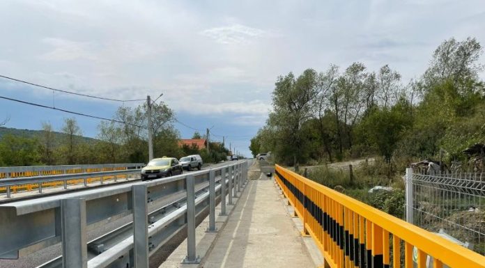 Drum județean, plin de gropi, reabilitat. Începe restaurarea unui important monument istoric