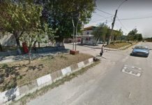 I-a spart capul cu sticla de bere. Victima căzută la pământ, lovită cu pumnii și picioarele