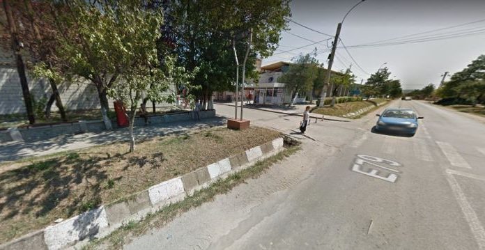 I-a spart capul cu sticla de bere. Victima căzută la pământ, lovită cu pumnii și picioarele