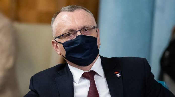 Ministrul Educației: Există cadrul legal care permite școlilor să decidă trecerea la activitatea online