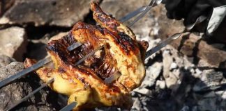 VIDEO: Rețeta săptămânii – Fabi’s Kitchen – Pui cu cartofi în jar gătit în Poiana lui Mihai