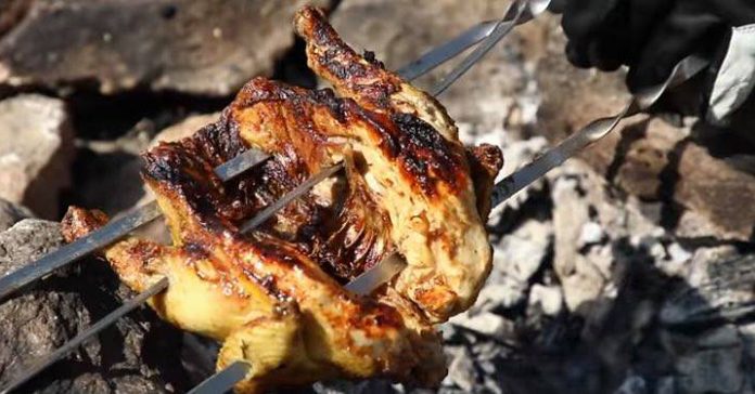 VIDEO: Rețeta săptămânii – Fabi’s Kitchen – Pui cu cartofi în jar gătit în Poiana lui Mihai