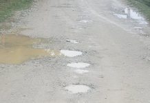 Contracte de asfaltare și pietruire de 4,3 milioane de euro! Oamenii din Samarinești, tot în noroaie!