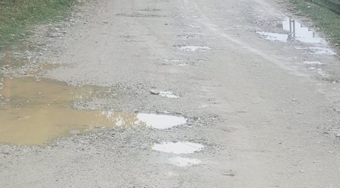 Contracte de asfaltare și pietruire de 4,3 milioane de euro! Oamenii din Samarinești, tot în noroaie!