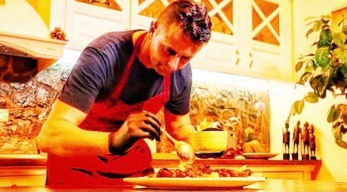 VIDEO: Rețeta săptămânii – Fabi’s Kitchen: Rasol de vițel în sos de vin roșu, cu legume și hrean!