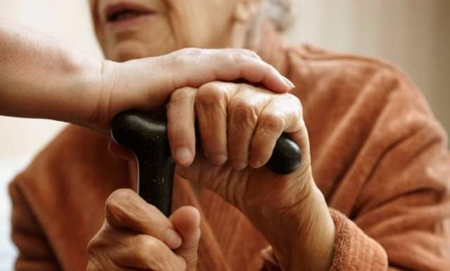 Târgu Jiu: Numărul de telefon la care pot cere ajutor vârstnicii