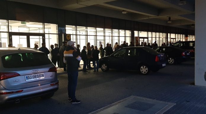 Coadă și la lăsarea serii la centrul de vaccinare de la stadionul din Târgu Jiu