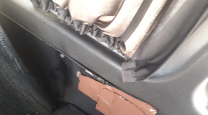 VIDEO: Transportul minerilor din Motru, o bătaie de joc! Microbuzele, pline de rugină, cu scaune rupte și peticite cu carton