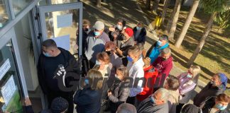 Îmbulzeală la ghișeul pentru cei nevaccinați anti-Covid-19!