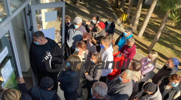 Îmbulzeală la ghișeul pentru cei nevaccinați anti-Covid-19!