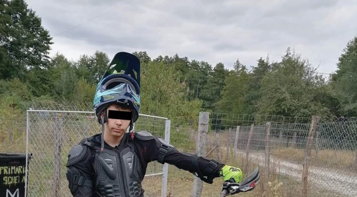 VIDEO: Vărul fostului primar de Schela, reținut 24 de ore pentru lovirea unui motociclist de 16 ani! Tânărul, așteptat cu parul în pădure