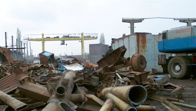 Femeie prinsă când fura fier vechi din carieră!