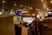 Avea permisul suspendat pentru viteză, dar s-a urcat la volan pentru „o mică plimbare”. Șoferul BMW-ului, oprit chiar în fața sediului de poliție