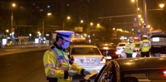 Avea permisul suspendat pentru viteză, dar s-a urcat la volan pentru „o mică plimbare”. Șoferul BMW-ului, oprit chiar în fața sediului de poliție