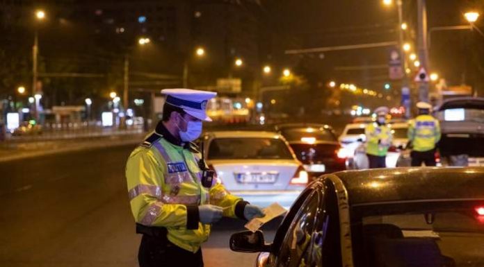 Avea permisul suspendat pentru viteză, dar s-a urcat la volan pentru „o mică plimbare”. Șoferul BMW-ului, oprit chiar în fața sediului de poliție