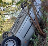 Imagini cu mașina răsturnată, într-o râpă, la Bumbești Pițic!