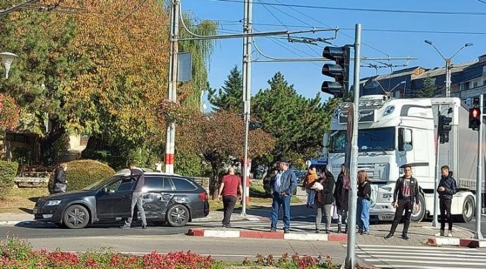 Mașină tamponată de un TIR, în centrul orașului!