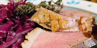 VIDEO: Rețeta săptămânii – Fabi’s Kitchen: Piept de rață cu varză roșie și sos de vin roșu
