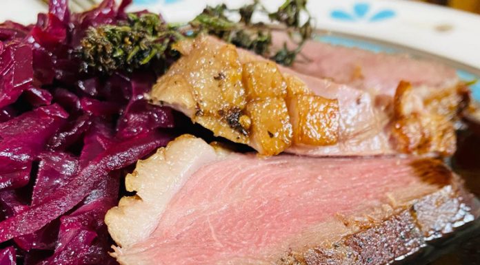 VIDEO: Rețeta săptămânii – Fabi’s Kitchen: Piept de rață cu varză roșie și sos de vin roșu