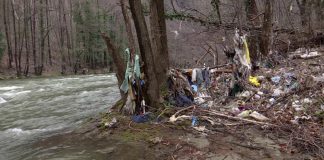 Jiul, poluat în continuare cu…haine!