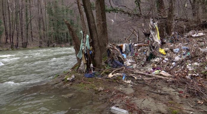 Jiul, poluat în continuare cu…haine!