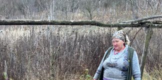 Valerica Lăudat, femeia care a reclamat înhumarea bebelușului din Licurici: ,,Fata minte! Nu are 21 de ani, eu nu am văzut copilul mort decât când l-a adus mama ei, într-o plasă de rafie, iar acesta nu era un avorton”