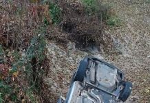 O mașină a aterizat pe plafon la Logrești