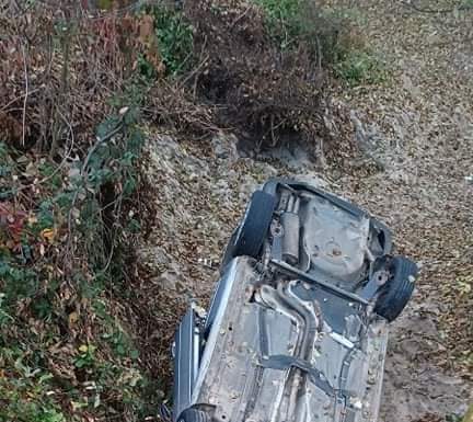 O mașină a aterizat pe plafon la Logrești