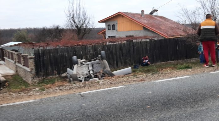 Foto: Mașină răsturnată în șanț, la Scoarța! Victimă scoasă din autoturism