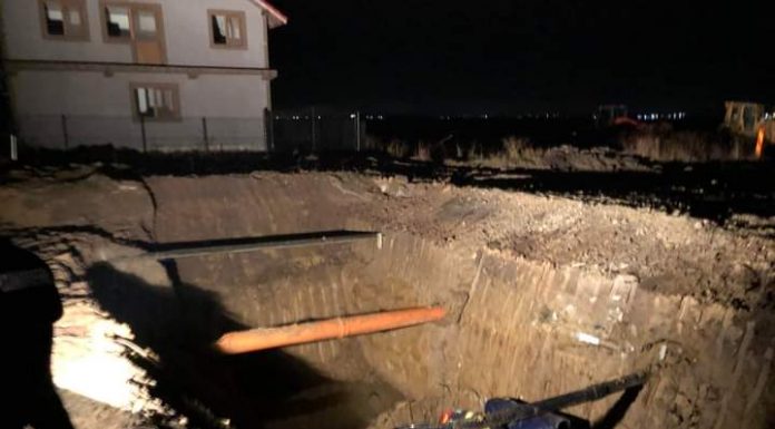 Preajba: Autoturism căzut într-un șanț adânc de câțiva metri