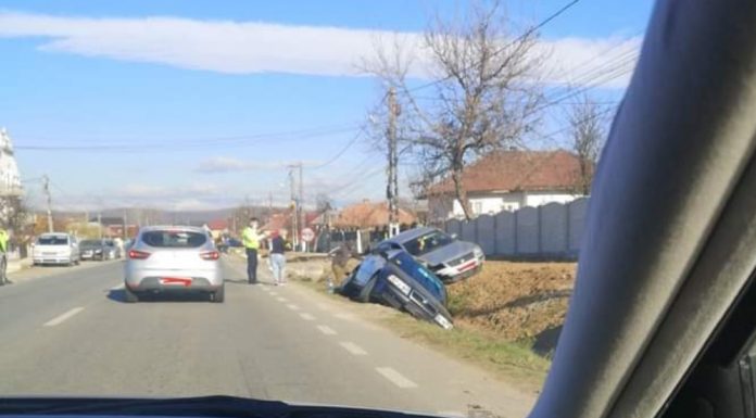 Accident cu o victimă la Peșteana, autoturism în șanț