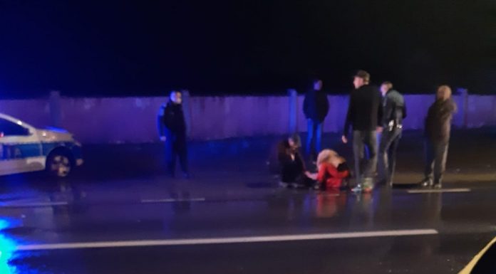 Foto: Femeie acroșată în stația de autobuz din Bârsești! A primit ajutor, direct în stradă