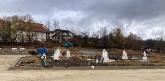 Parcare printre morminte, la Petroșani!
