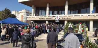 VIDEO: Lacrimi și durere la înmormântarea regretatului interpret Petrică Mîțu Stoian! Tot personalul artistic al Ansamblului ,,Doina Gorjului”, la căpătâiul artistului