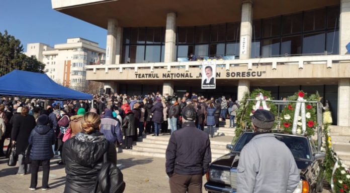 VIDEO: Lacrimi și durere la înmormântarea regretatului interpret Petrică Mîțu Stoian! Tot personalul artistic al Ansamblului ,,Doina Gorjului”, la căpătâiul artistului