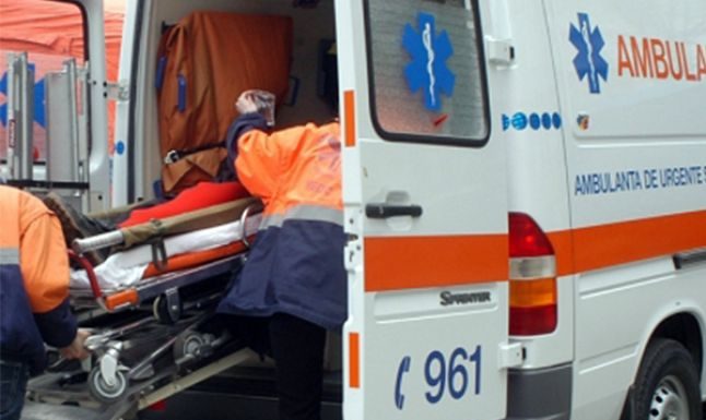 Tineri implicați într-un accident la Lelești! Mașină căzută în râpă