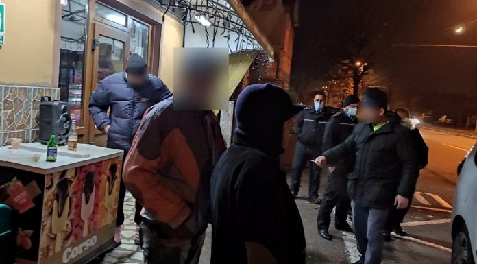 Au băut în stradă și au fost amendați