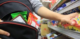 Campion la furtișaguri. Fura din magazine și vindea bunurile în piață